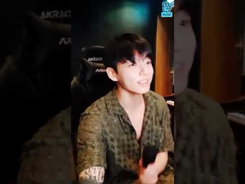 jungkook sing leave the door open ❤️ jungkook live vlive bangtantv 😍 jungkook cover wings