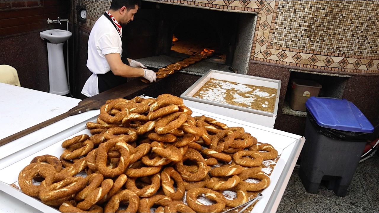 Традиционный процесс приготовления бубликов в кирпичной печи — турецкая уличная еда
