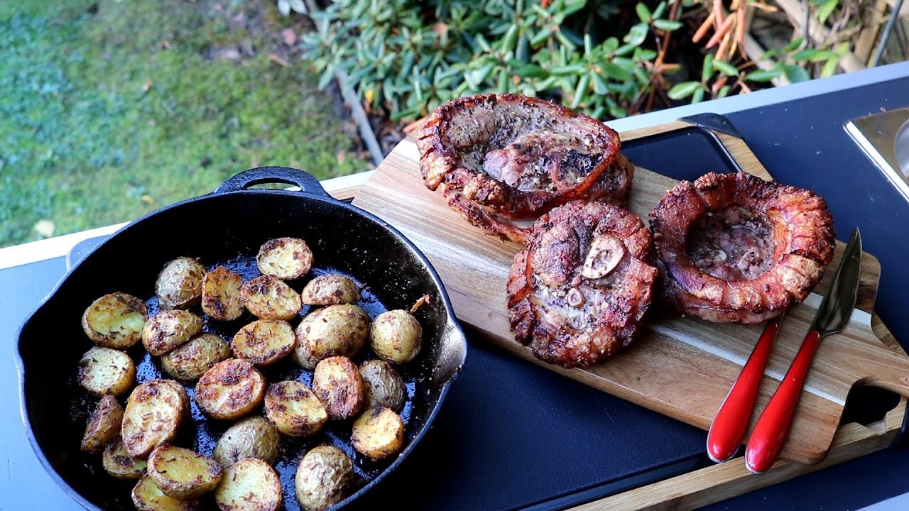 Haxenscheiben in einer Senf Knoblauchmarinade mit Grill-Kartoffeln