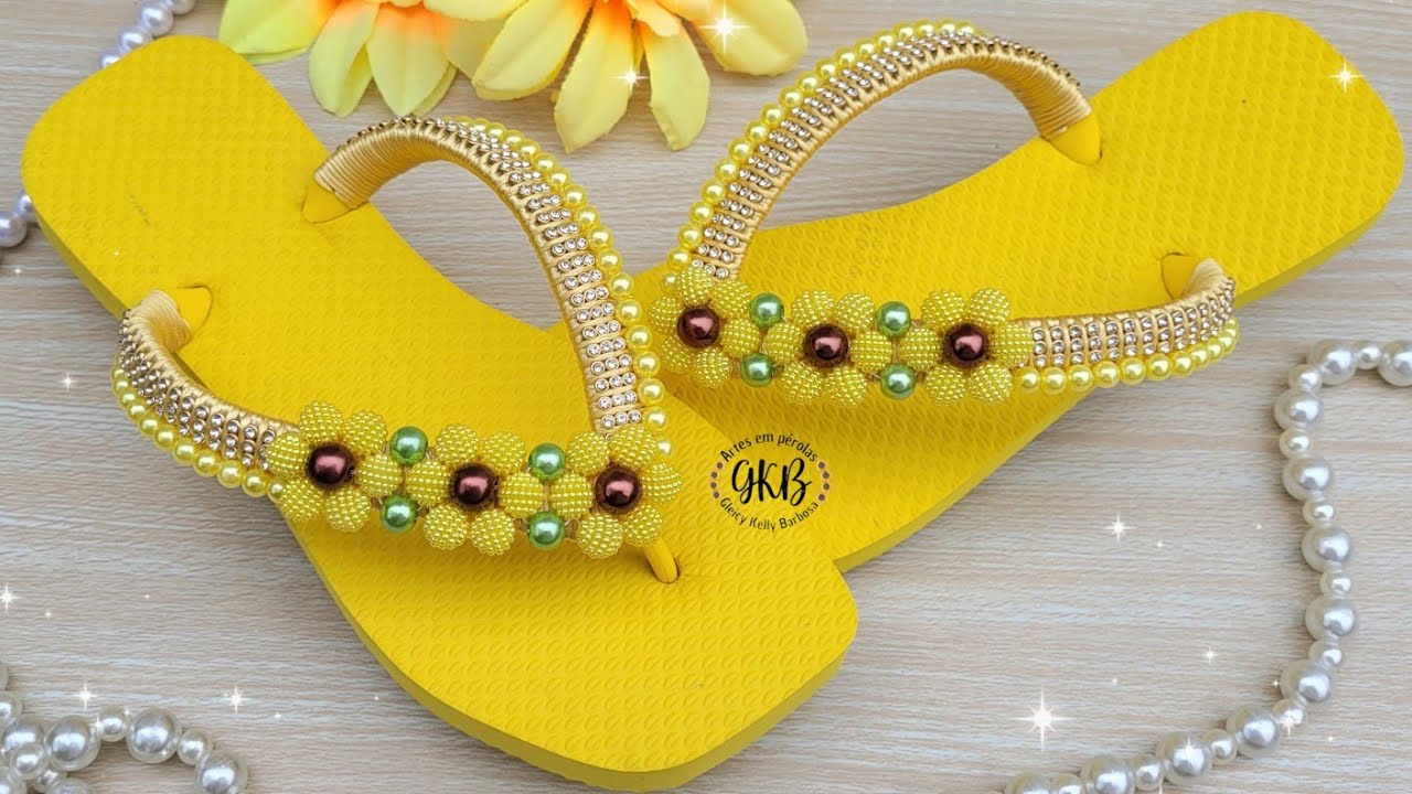 Chinelo amarelo decorado com pérolas , fio de seda e manta de strass