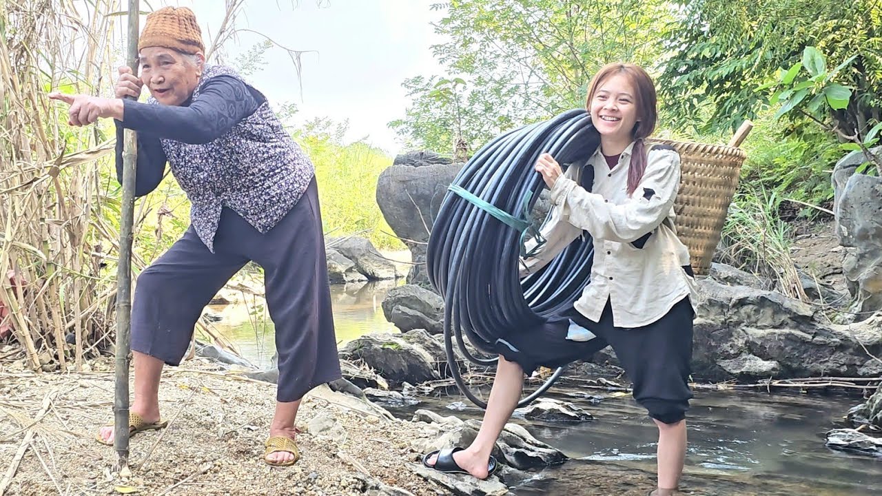 Невероятно смешно: бабушка учит свою бездомную внучку, как приносить воду домой.