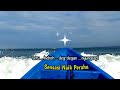 Sensasi naik perahu sambil nonton kapal terbalik