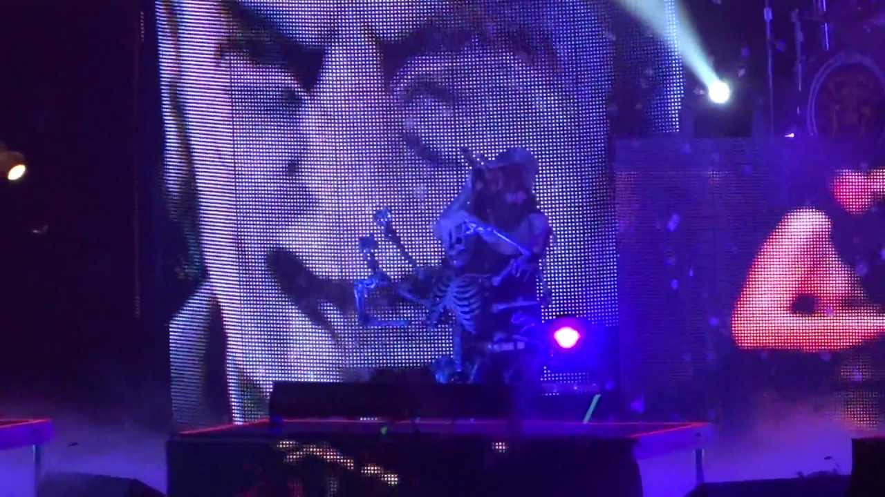 Rob Zombie Live 2012 =] Pussy Liquor [= Twins of Evil - 10/30/2012 - Houston, Tx rock and roll hand sign