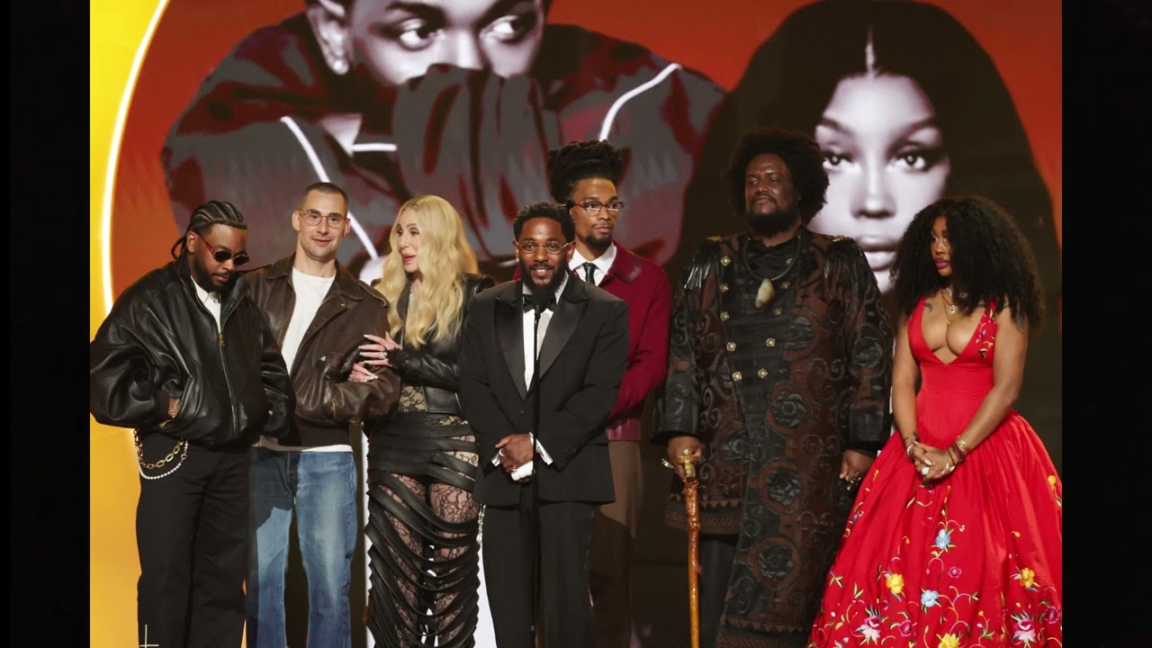 Сегодня вечером Холли Бейли празднует победу Скотта Бриджуэя на премии «Грэмми»! Также состоится ...