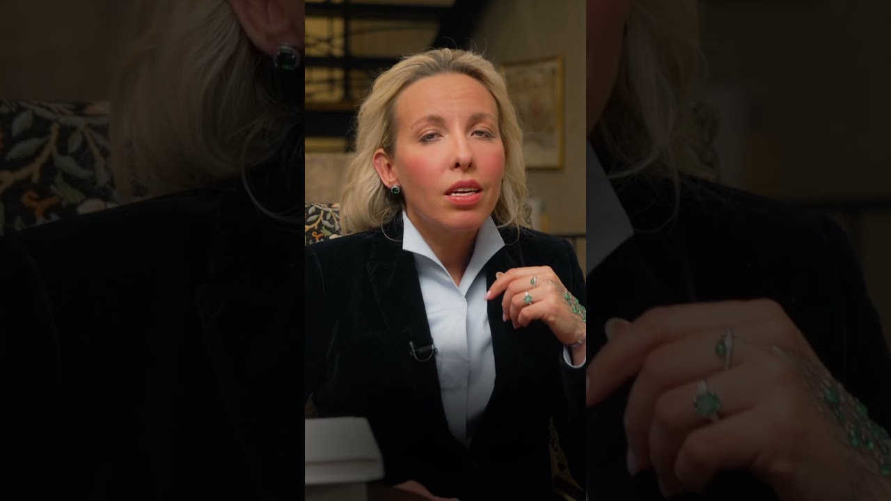 Слейв-браслет: много карат изумрудов, желтые сапфиры и золото высшей пробы.