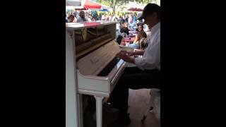 Video thumbnail of "The Entertainer in Disneyland, piano on corner of Main Street"