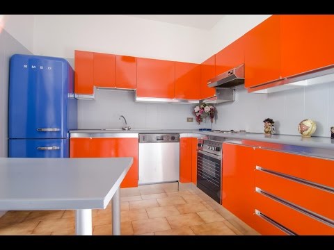 Mobili della cucina laccati o in laminato, formica, verniciare le piastrelle