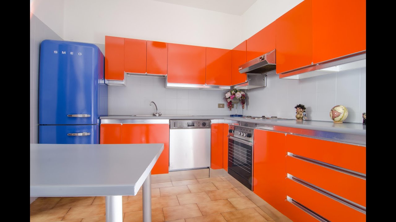 Mobili della cucina laccati o in laminato, formica, verniciare le ... Dipingere mobili cucina vecchia
