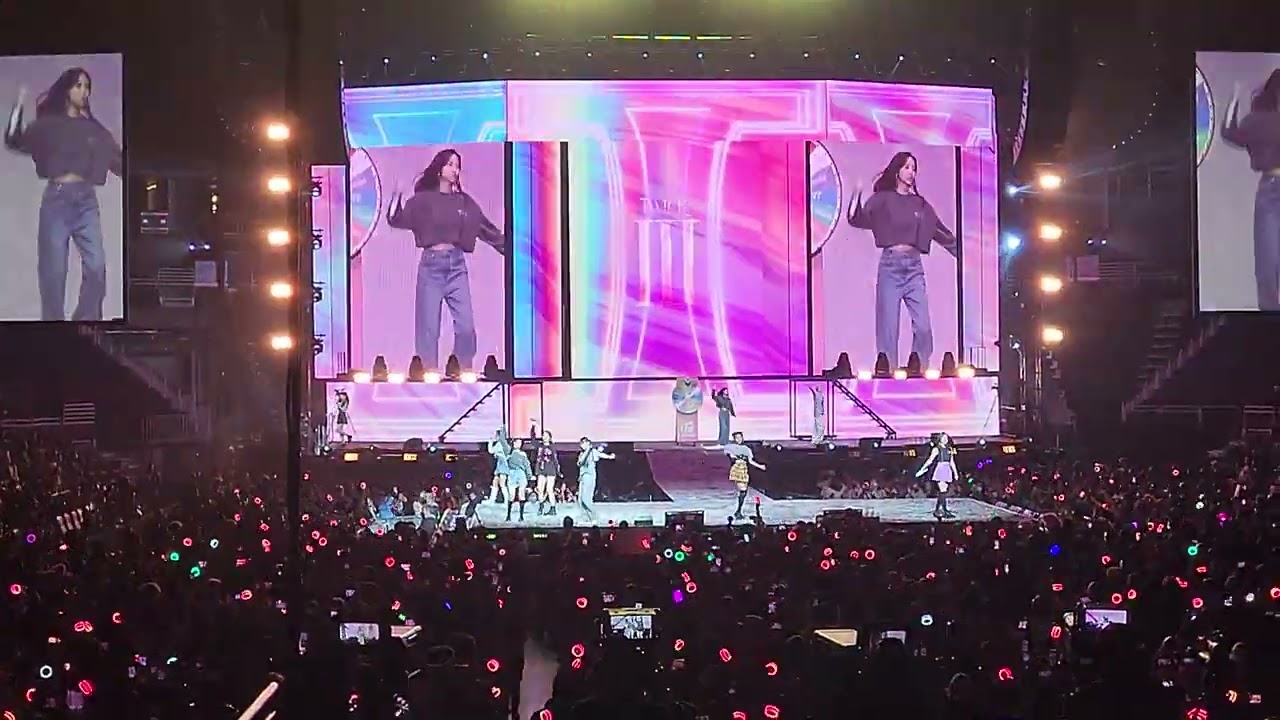 TWICE (트와이스) - YES or YES - Twice III Tour New York | 220226 [FANCAM]