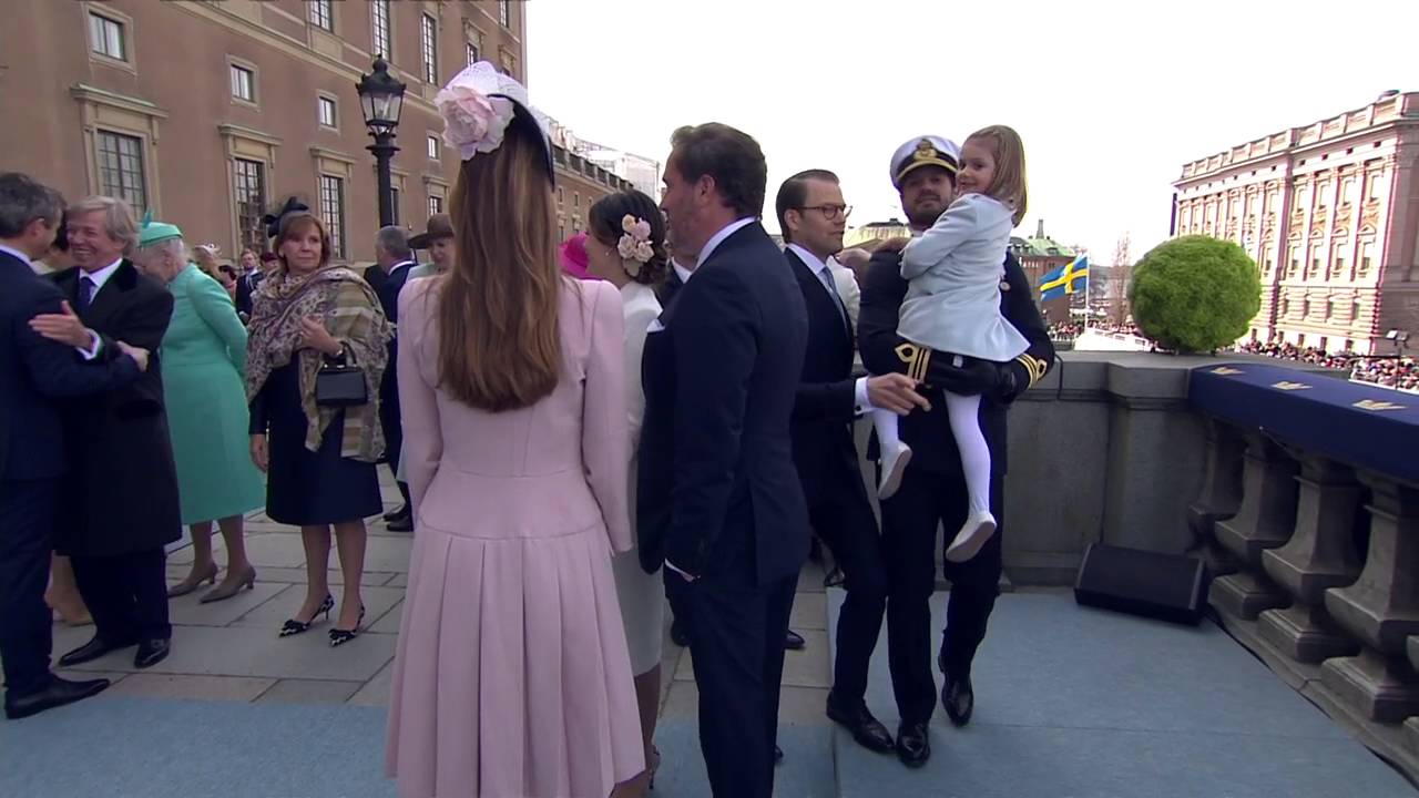 Här firar Estelle och Oscar morfar kungen.