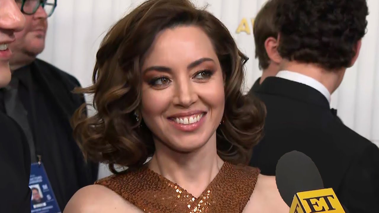 ⁣Aubrey Plaza Reacts to Eerie Twinning Moment with Jenna Ortega at SAG Awards (Exclusive)