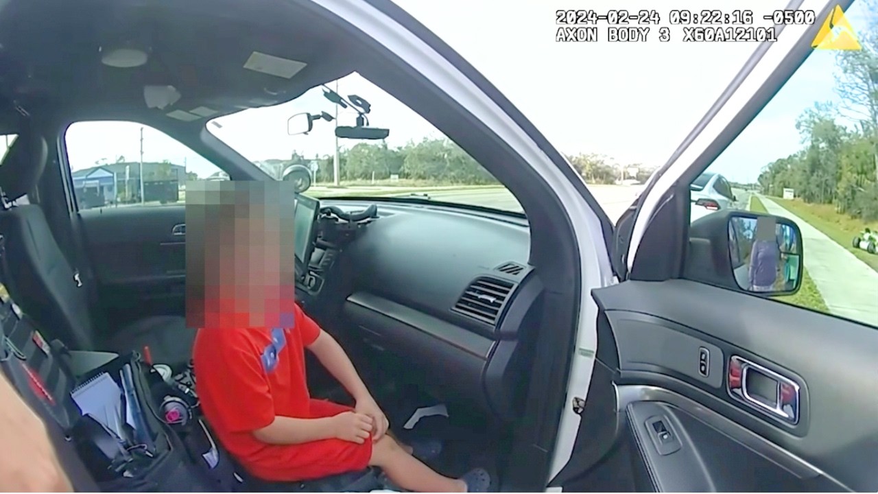 Police Rescue Child Abandoned on the Street by Mother - YouTube