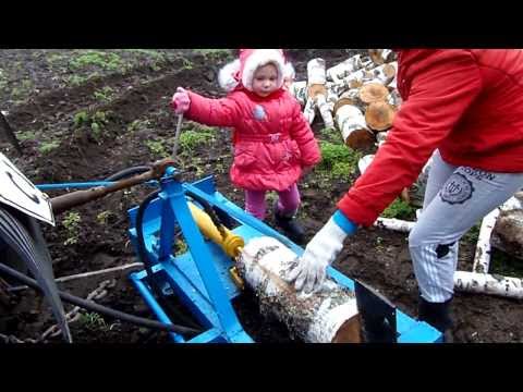 Дровокол и трехлетний ребенок