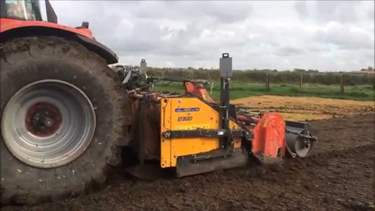 Massey Ferguson 7497 met selvatici spitmachine & Perugini frezen