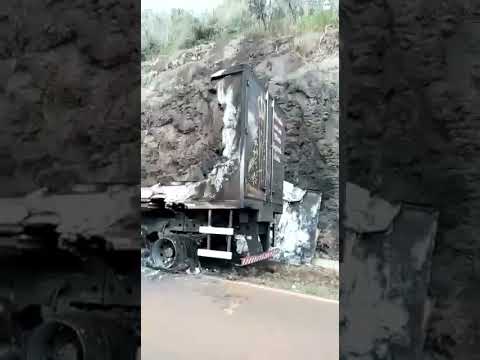 Caminhão é destruído por incêndio mas imagem de Nossa Senhora Aparecida fica intacta