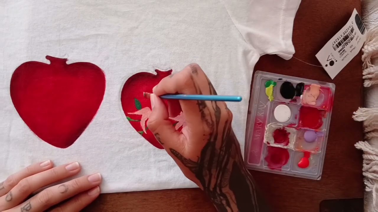 Proceso creativo de los Sagrados Corazones con pintura textil sobre una camiseta 🖌✨️🎨👕❤️‍🔥