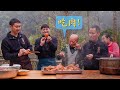 王刚用“宽菜老卤”做一大锅猪蹄，猪头，猪尾巴给四伯品尝，又耙又糯，安逸得很