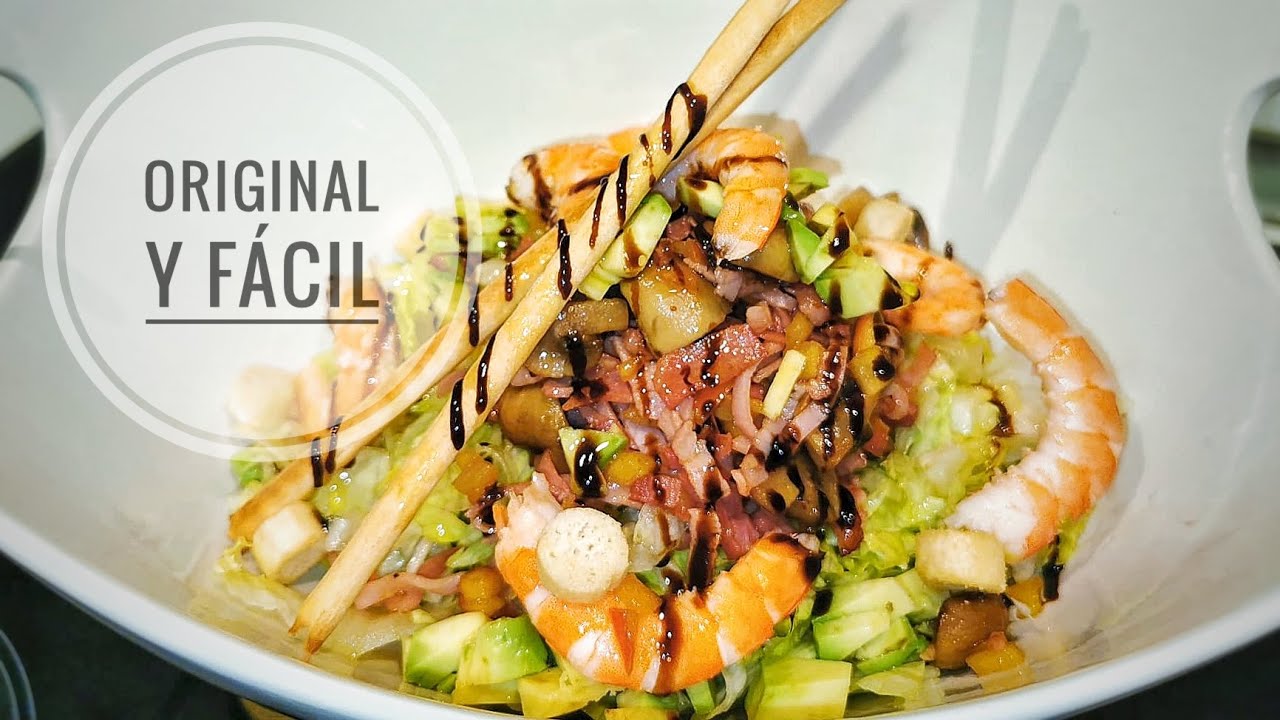 Ensalada variada y original con langostinos cocidos.