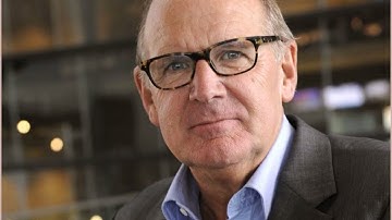 Philip Freriks breekt tijdens emotionele 4 mei-lezing over broer