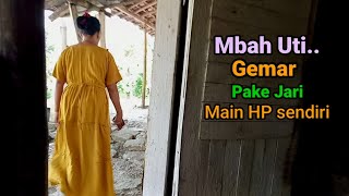 Mbah Uti gemar pake Jari main HP sendiri sambil Curhat di Warung Kopi Rumah Bambu #mbahutimainhp