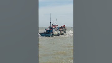 Shorts oh mijn god gevaarlijk voor vissersboten die de zee in- en uitvaren heel gevaarlijk #vissen