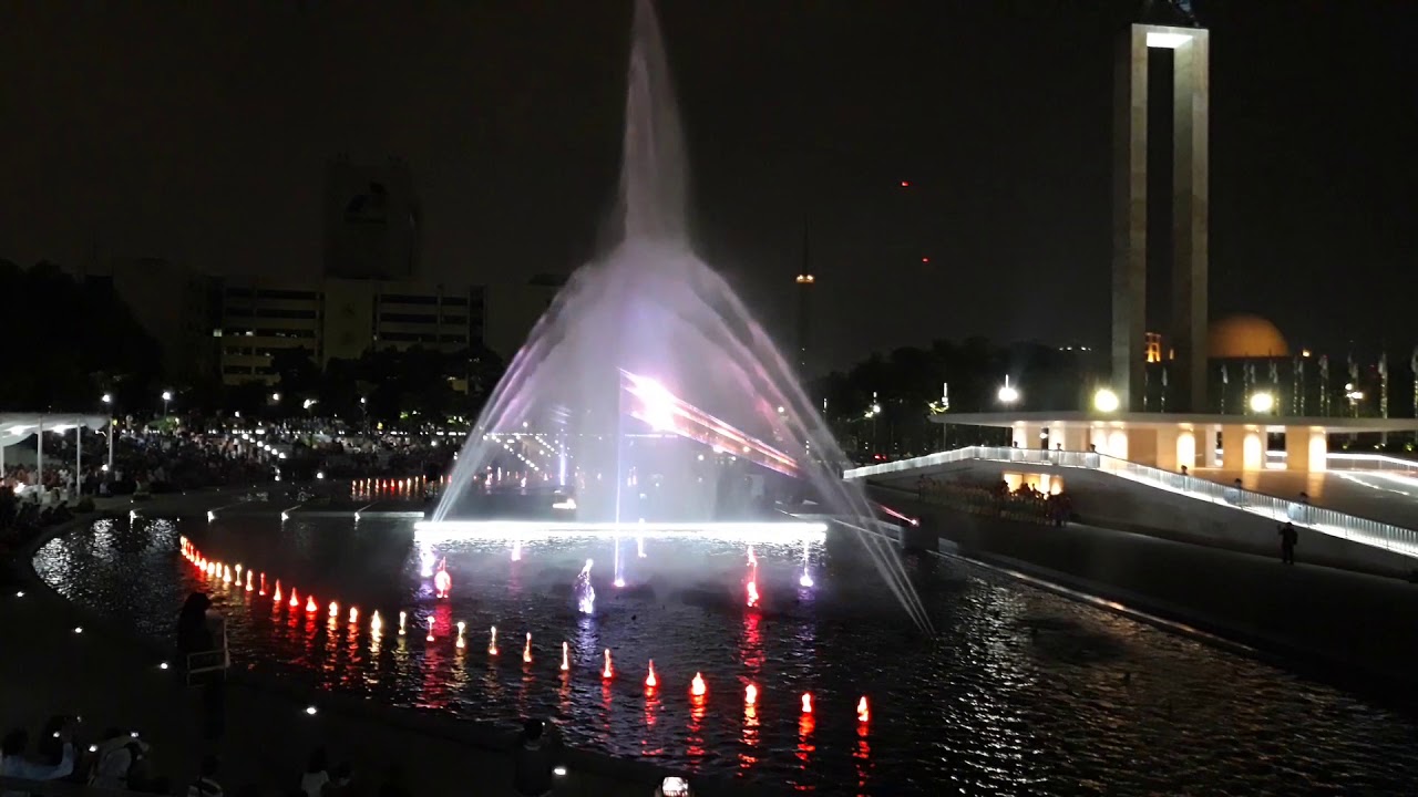 Mandi Di Kolam Air Mancur Menteng