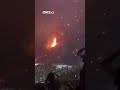 Chaos a požáry. Stovky drobů padaly z nebe