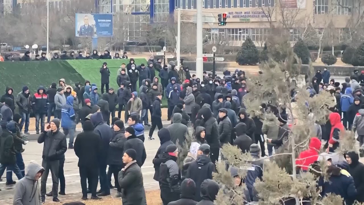 Потом в казахстане. Митинги в Казахстане 2022. Митинг в Актау. Митинг Жанаозен 2022. Казахские протесты.