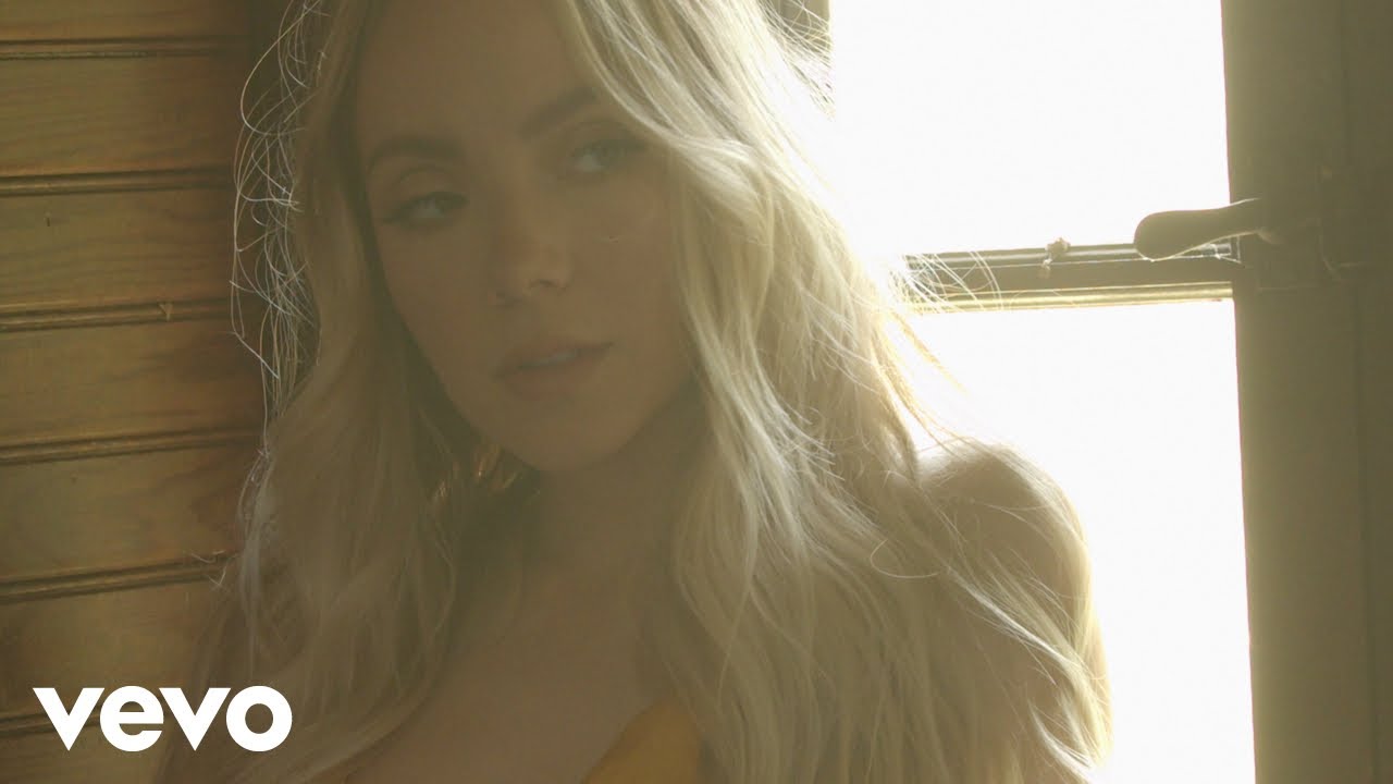 Danielle Bradbery – Look At The Mess I’m In (Performance)