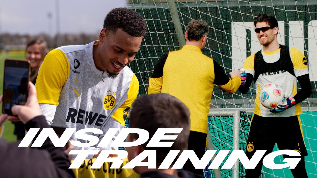Numerous autographs and selfies at the public training session | Inside Training