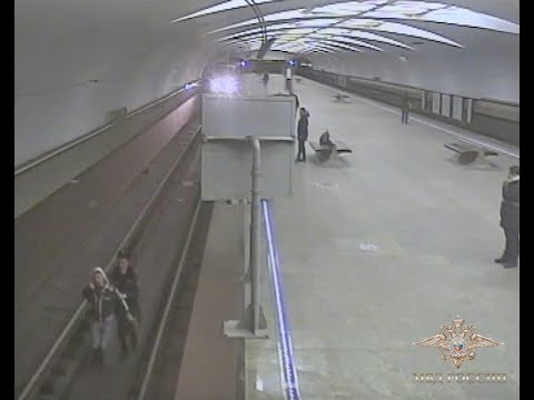 Полицейский спас от смерти мужчину в московском  метро