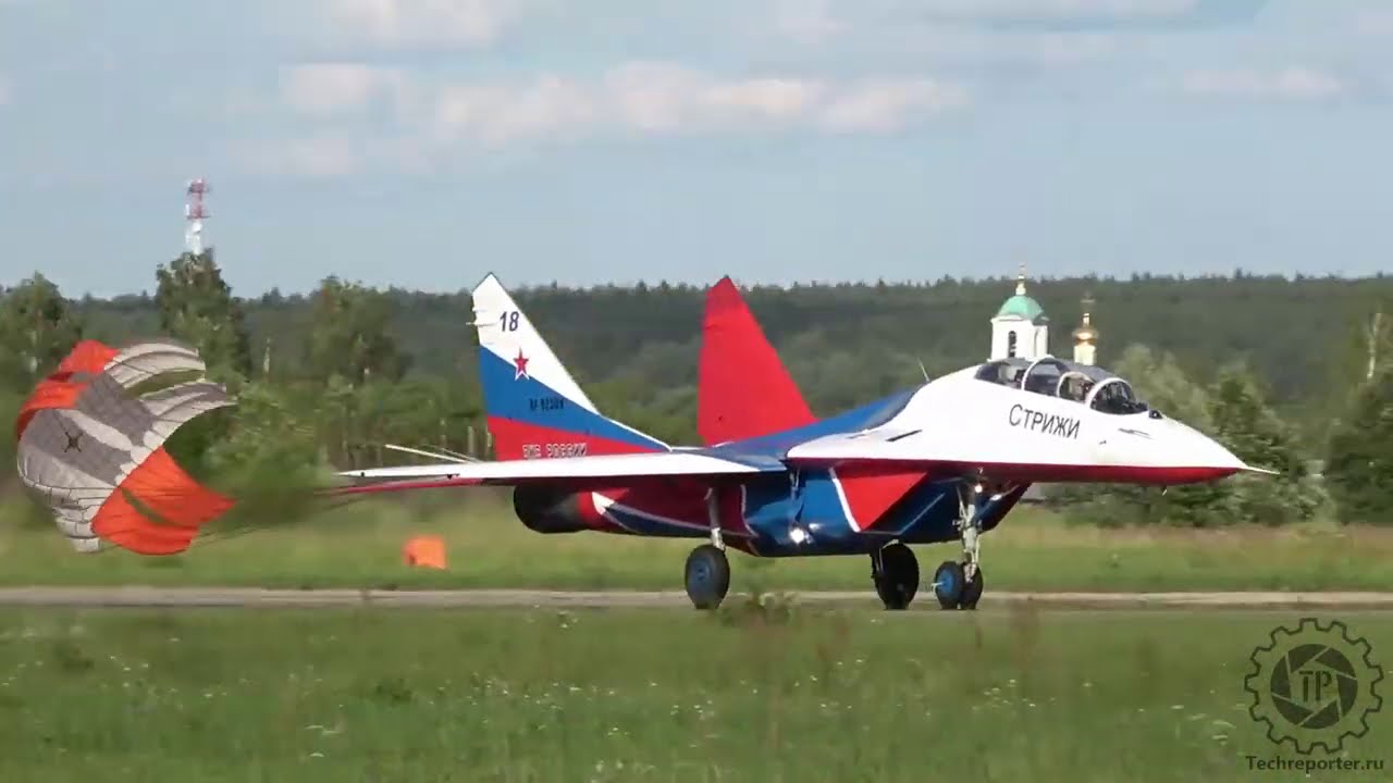 Training flights of the Swifts aerobatic team / Тренировочные полеты ...