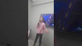 Şarkiyi Soylerken Kendinden Geçti