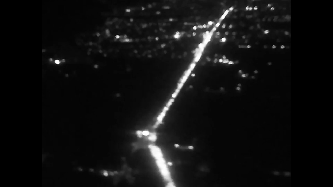 Lampu jalan raya malam hari dilihat dari atas pesawat 