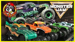 BIG Monster Jam Toy Trucks - BIG DIY STADIUM CHALLENGE (with Grave Digger Freestyle Highlights)