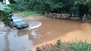 Atravessando rio Hilux 1995 4x4 Turbo, e subindo pelo barranco do rio. Jaru//RO