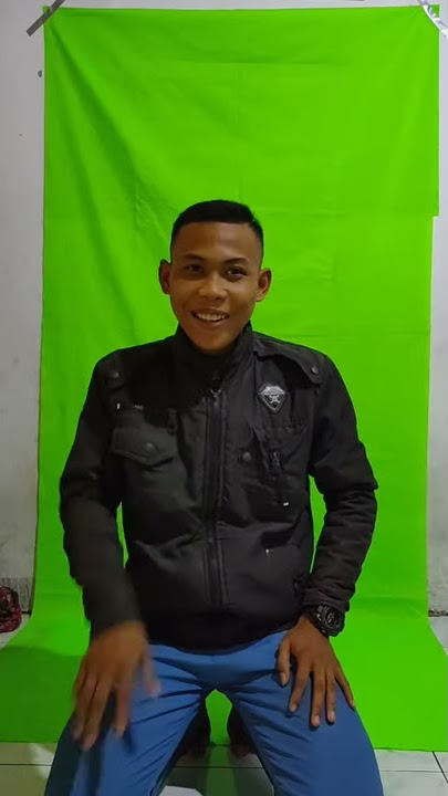 mengubah background warna hijau/(green screen) menjadi suatu pemandangan.