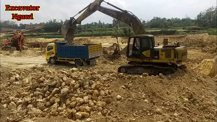 KOMATSU PC200 EXCAVATOR LOADING DIRT WITH TRUCK DUMP CANTER