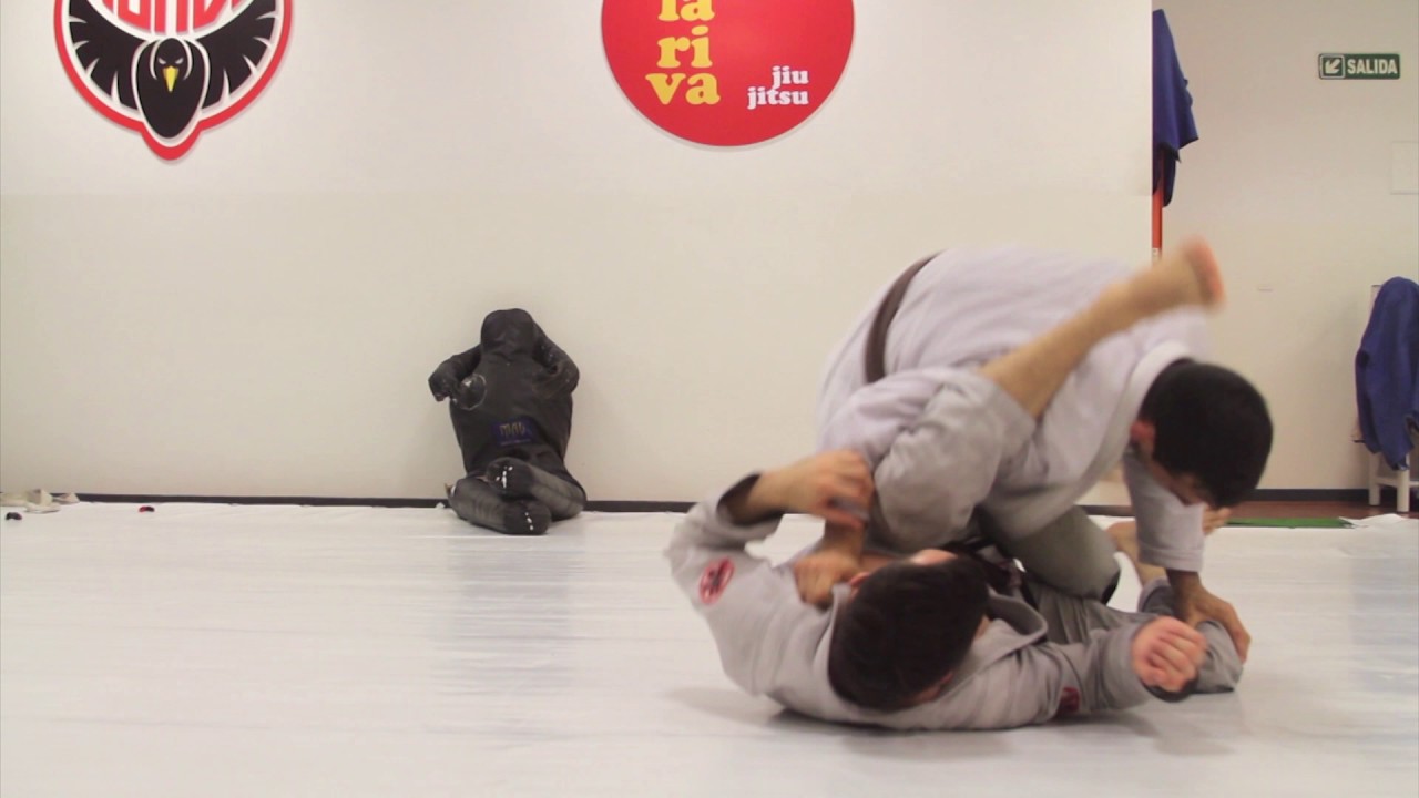 Pasaje de Guardia - De La Riva Jiu Jitsu Argentina - YouTube