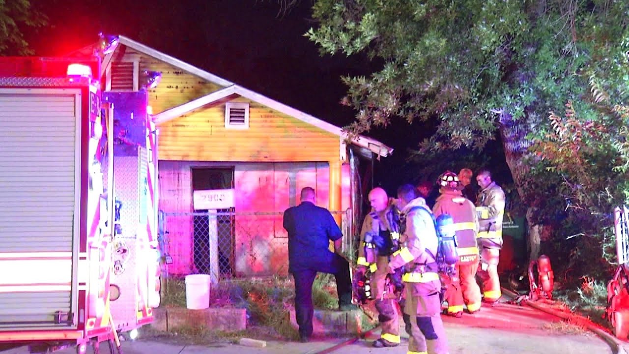 Late-night fire damages abandoned home on West Side - YouTube