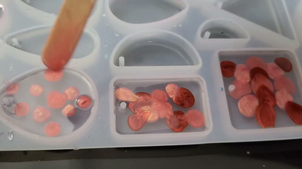 Пробую свою любимую технику изготовления украшений из слюдяной смолы