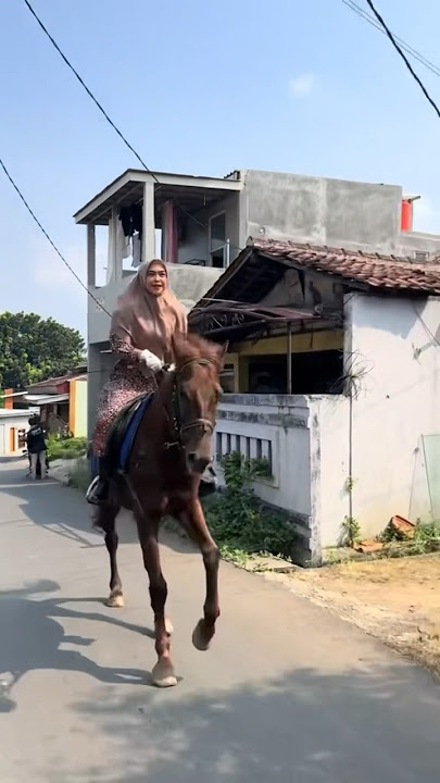 Cewek ini berkuda di RUMAH WARGA..!!