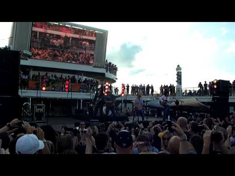 KISS KRUISE - Beth