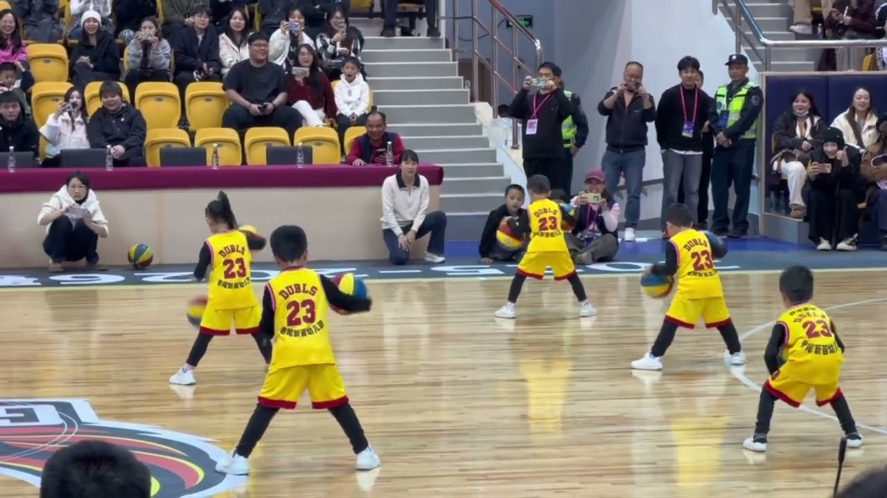 6645: Chinese kids stayed calm and kept performing when their basketball rolled away