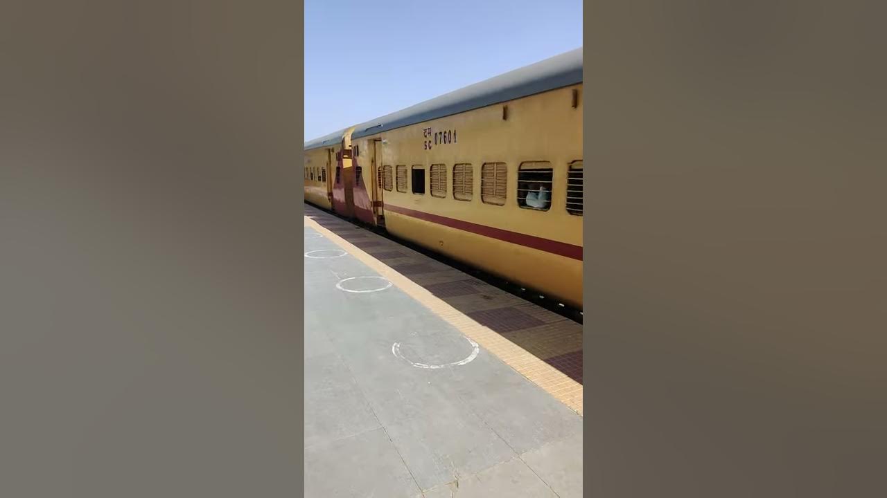 Tapovan express 17618 entering Aurangabad Railway station - YouTube