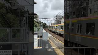 東京メトロ17000系　大倉山駅到着