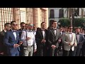 Sorpresa a los novios de sus amigos en la puerta de la iglesia ¡Qué bonito!