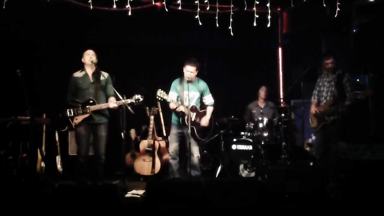 Mira The Jayco Brothers "Concrete Kisser" (live) en YouTube Mira The Jayco Brothers "Concrete Kisser" (live) en YouTube