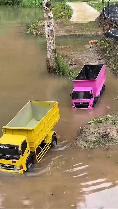 RC Truk Fuso Center Lewat Banjir RC Dump Truk Hino 500 #trukoleng #truk #mainananak