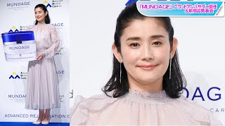 石田ひかり、透け感ブラウス＆プリーツスカートで大人のフェミニンコーデ　ハーフアップで上品に